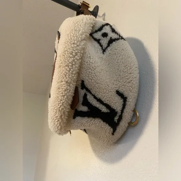 Louis Vuitton 2019 Monogram Giant Teddy Fleece Bumbag - Picture 6 of 16